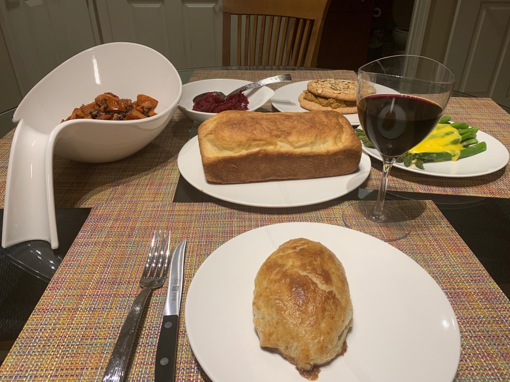 Mon Thanksgiving français : la dinde façon Wellington -- en croûte avec des champignons, des patates douces à l'érable et aux noix, de la sauce aux canneberges, du pain de mie au poivre (selon la recette d'Apollonia Poilâne), des asperges sauce hollandaise et en dessert, un succès à la citrouille