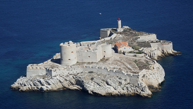 Photo du Château d'If sur son île dans la mer près de Marseille.