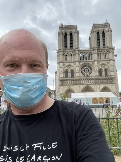 Photo selfie de moi, masqué, devant Notre-Dame