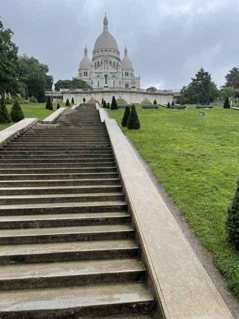 C'est une vue du Sacré-Cœur du pied des escaliers, afin de mettre l'accent sur les marches au premier plan
