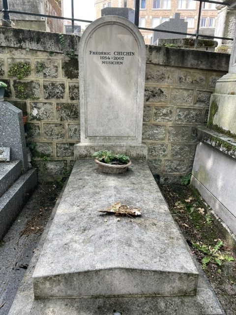 Pierre tombale de Fred Chichin. Il y a de l'espace pour le nom de Catherine Ringer au-dessous.