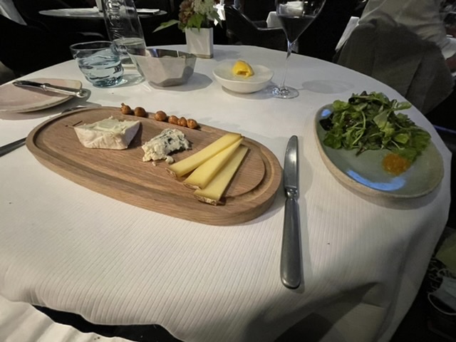 Assiette de fromage chez Gaya à Paris