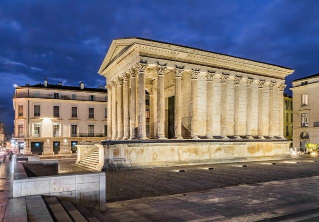 La Maison Carrée, un temple romain bien préservé, à Nîmes dans le Gard