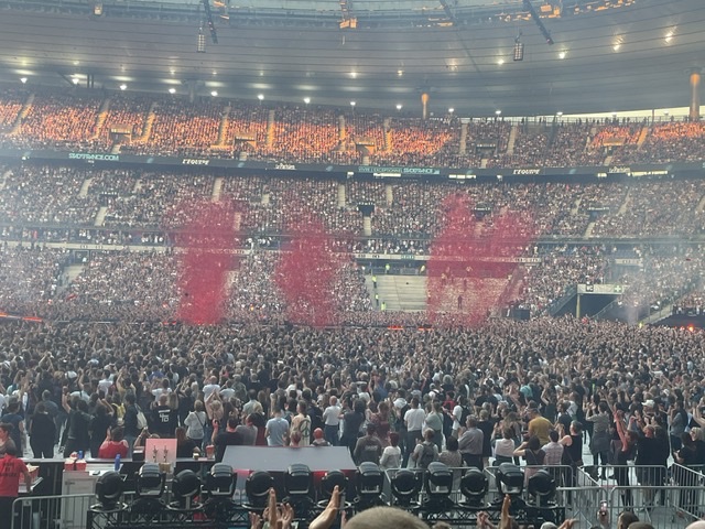 Explosion de confetti au concert d'Indochine le 21 mai 2022