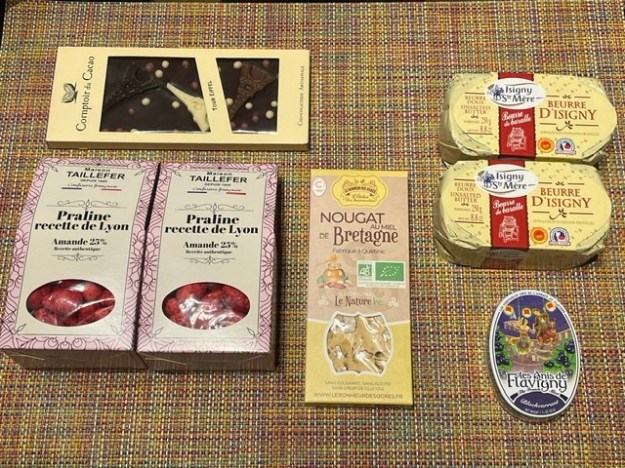 Des achats chez myPanier en 2022 -- des pralines roses, une tablette de chocolat, une barre de nougat, deux paquets de beurre d' Isigny et une boîte d'Anis de Flavigny