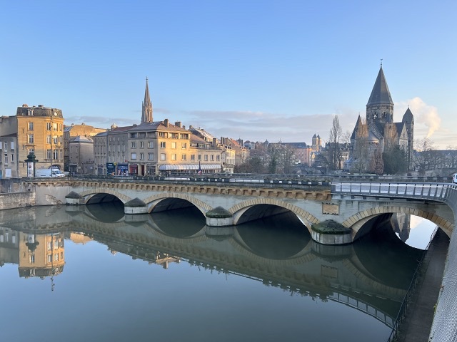Moyen Pont à travers la rivière Moselle, à Metz