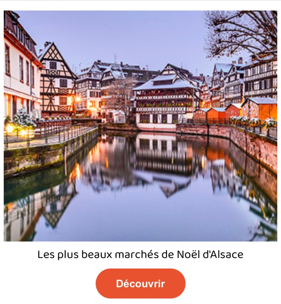 C'est une photo du quartier dit « Petite France ». La rivière Ill est au centre, et des maisons à pans de bois sont sur les bancs. Il y a de la neige sur les toits.
