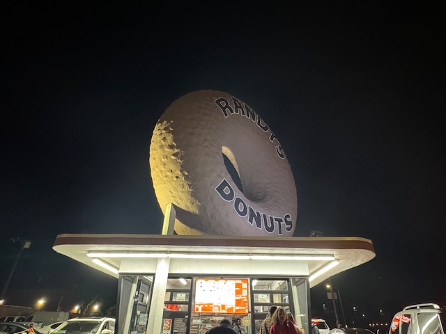 Vue extérieure de Randy's Donuts, pour voir le panneau géant en forme de donut sur le toit