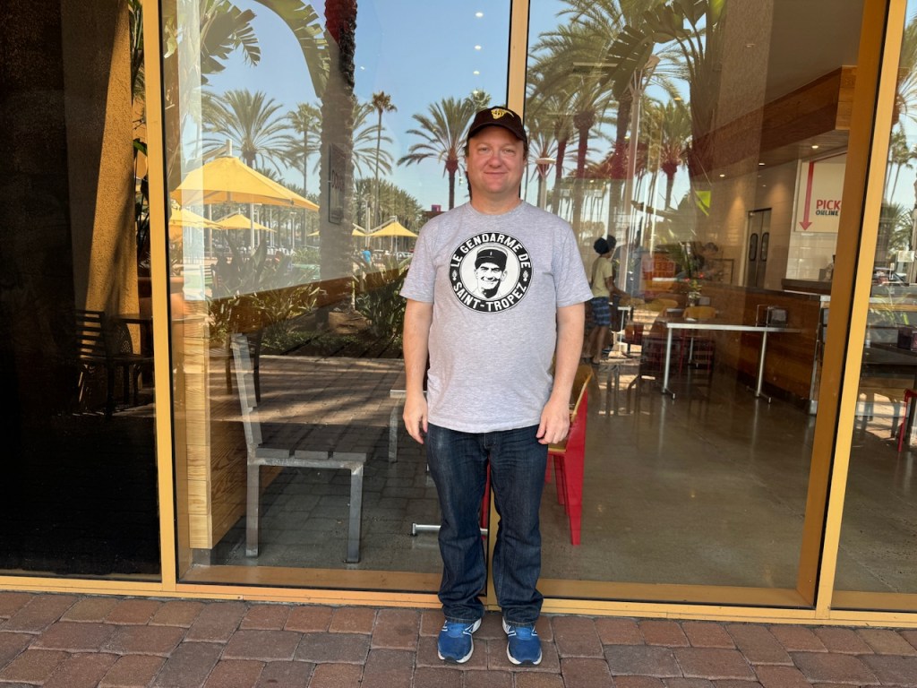 T-shirt avec une photo du Gendarme de Saint-Tropez