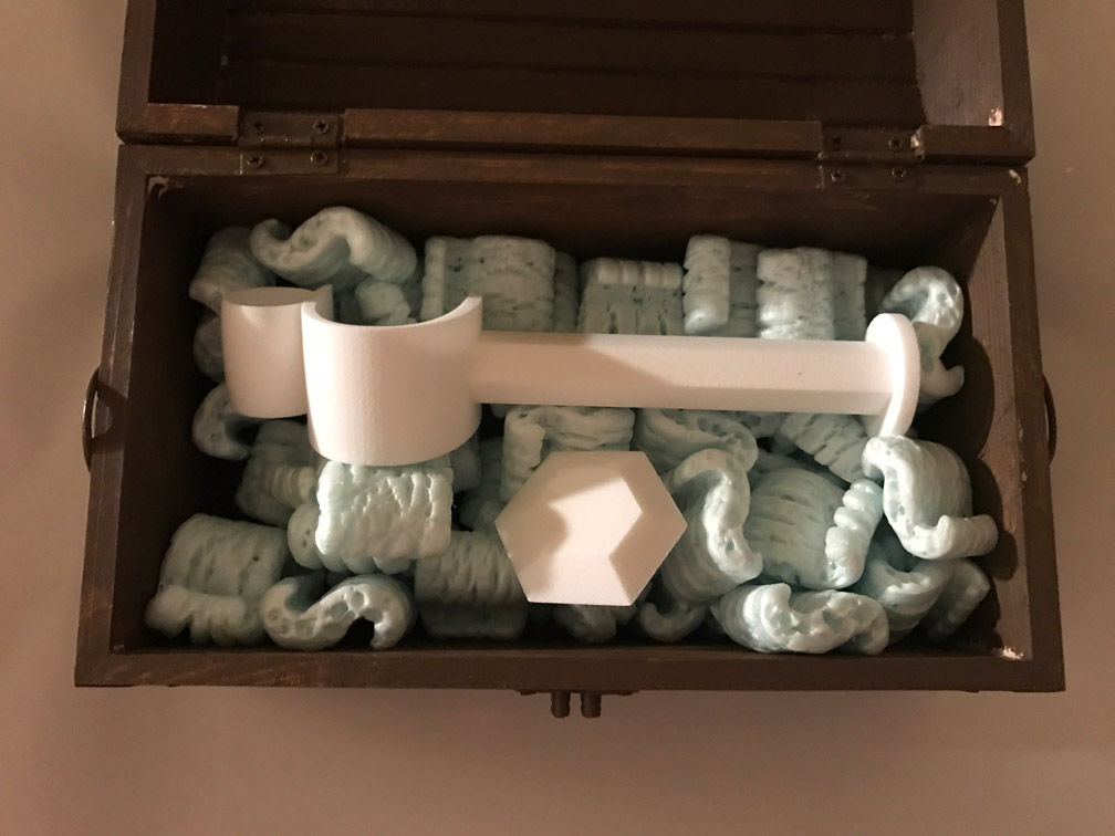 Le coffre de trésor rempli avec des cacahuètes d'emballage en polystyrène et les deux parts de la baguette