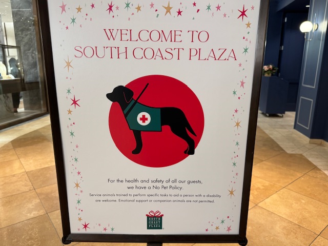 Panneau avec la politique contre les animaux de compagnie.