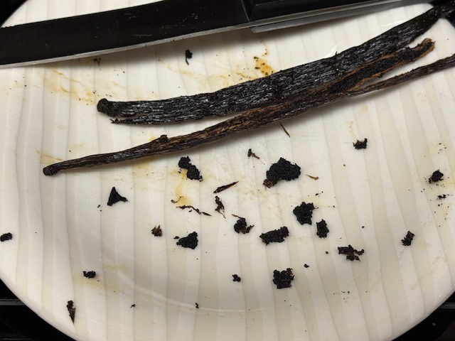 Gousses de vanille fendues and grattées