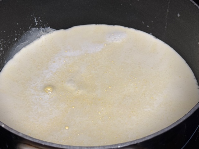 Oeufs et lait dans une casserole