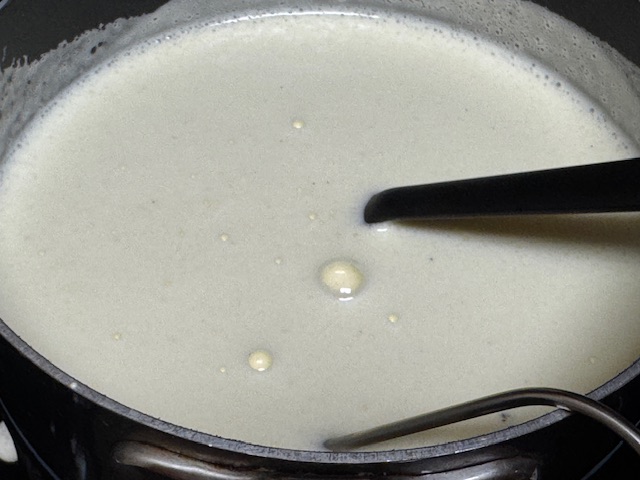 Mélange de lait, d'oeufs, et de crème