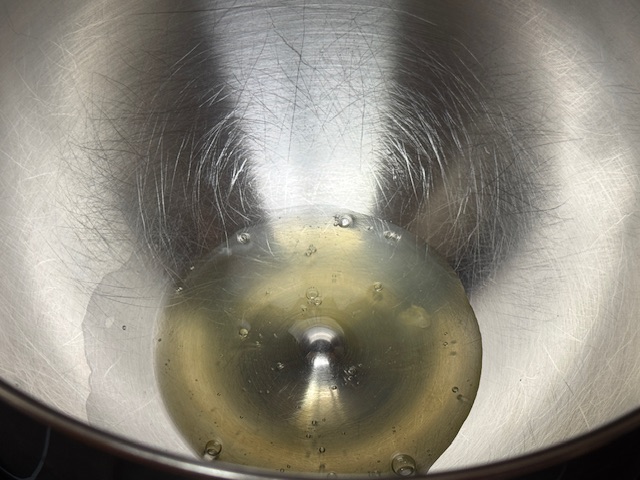 Blancs d'oeuf dans le bol d'un robot