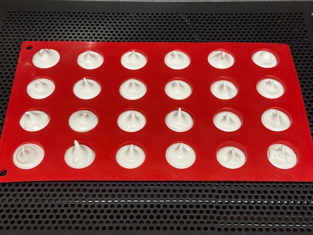 Moule rempli de meringue