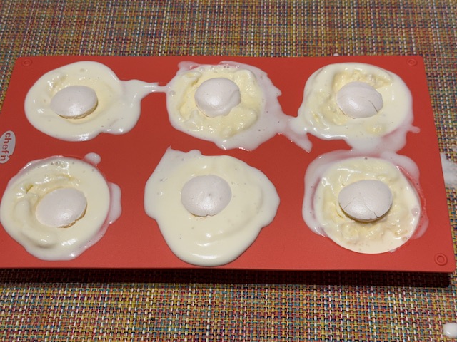 Moule rempli de glace et de meringues