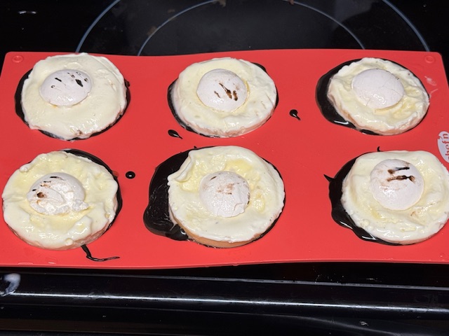 Moule avec du hot fudge et des boules de glace