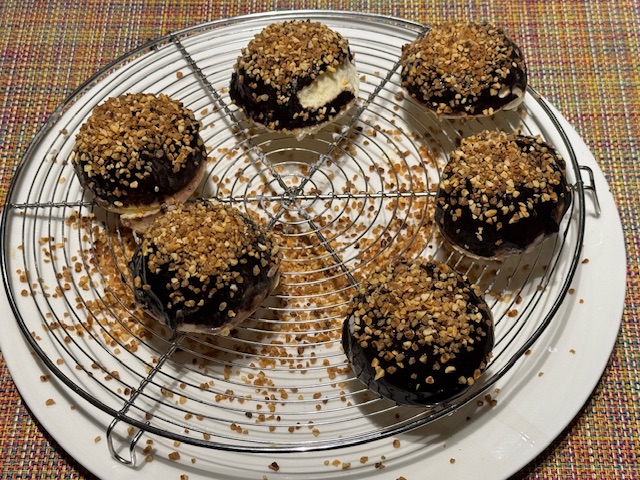 Boules Mystère maison après avoir été saupoudrées de pralin