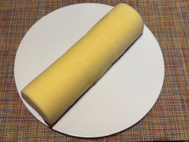 Bûche de Noël, façon entremet surgelé -- la surface est complètement lisse, et la couleur est toute jaune car l'extérieur est une crème au citron.