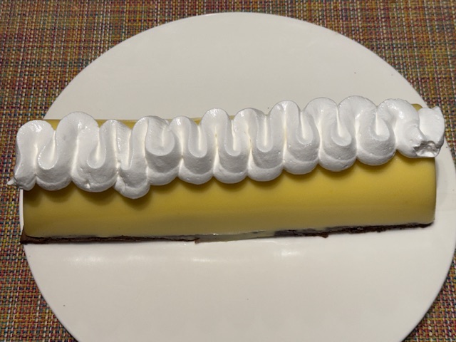 Même bûche qu'avant, avec un haut recouvert de meringue italienne. 