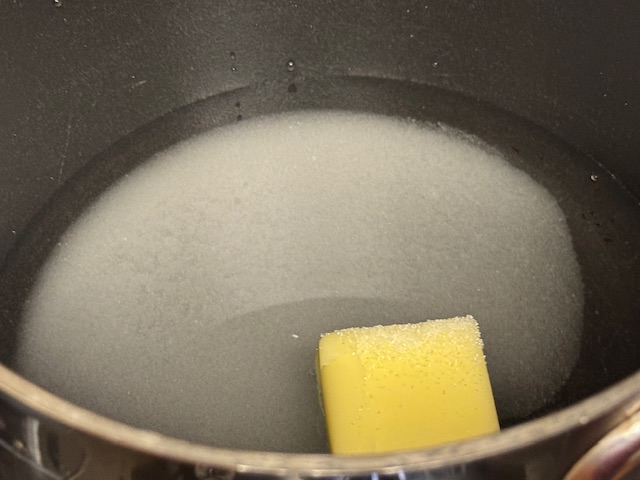 Casserole avec l'eau, le sel, le beurre et le sucre