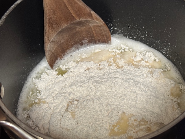 Farine versée dans la casserole