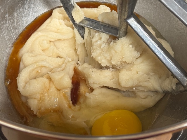 Pâte avec l'œuf et la vanille liquide