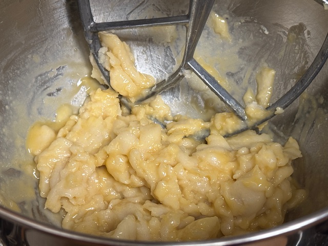 Pâte prête à utiliser, toujours dans le bol du robot