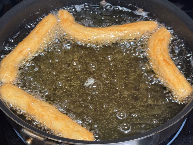 Churros rétournés dans la poêle