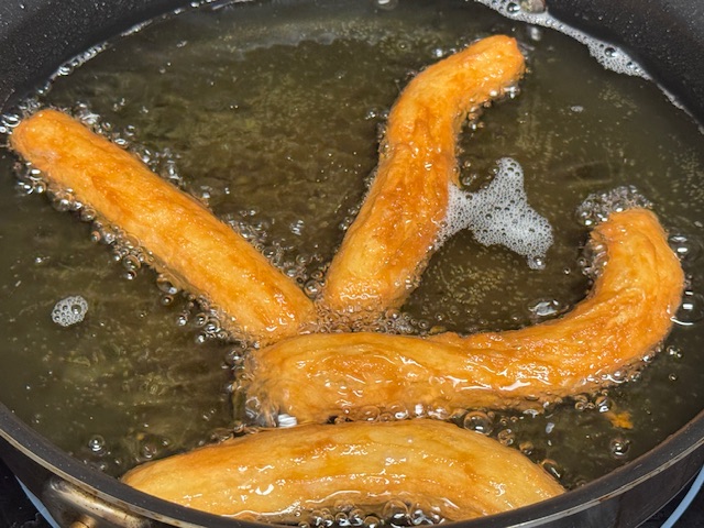 Churros prêts à retirer de la poêle