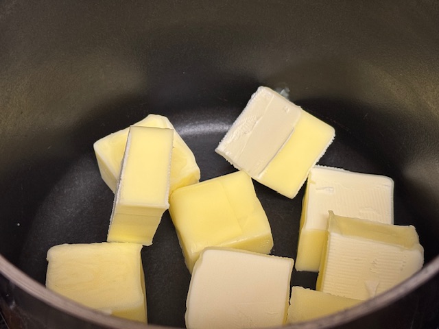 Beurre en morceaux dans la casserole
