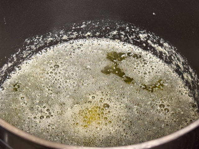 Beurre fondu en train de devenir brun