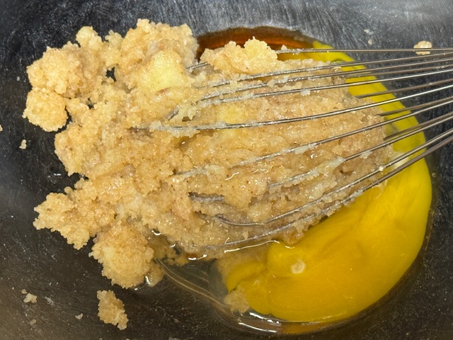 Saladier avec l'œuf et la vanille avant de fouetter