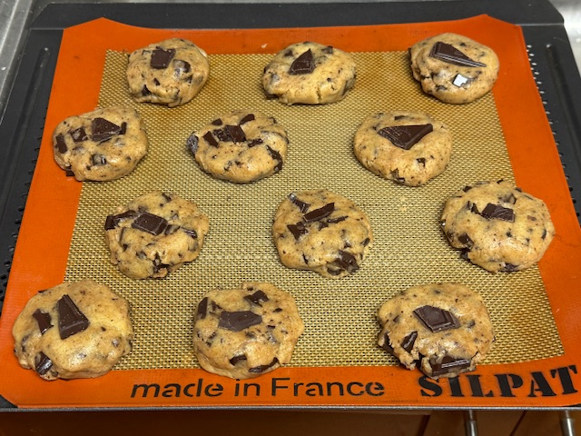 Cookies aplatis avec les morceaux de chocolat ajoutés en haut