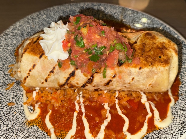 Burrito au poulet qui est en fait farci, ce qui n'arrive jamais en Californie