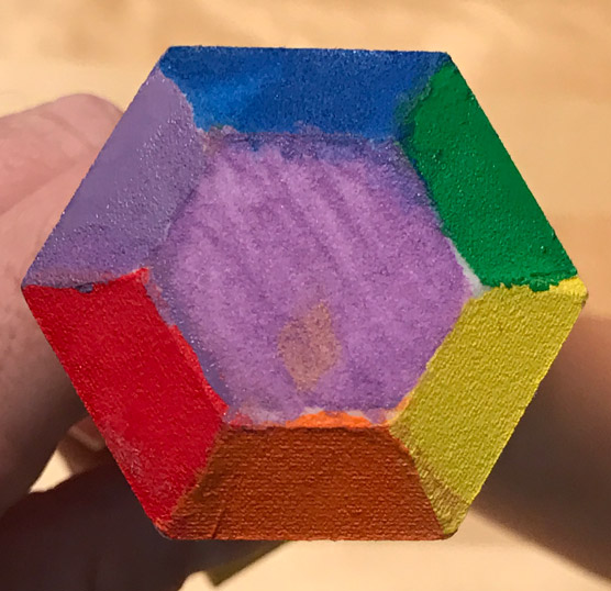 Vue du bijou d'en haut, avec les 7 couleurs de l'arc-en-ciel