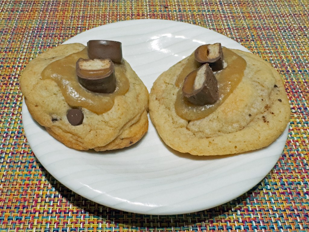 Deux cookies sur une petite assiette