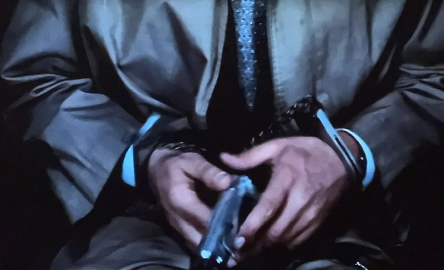 Sartet, toujours avec menottes aux poignets, sort ses outils.