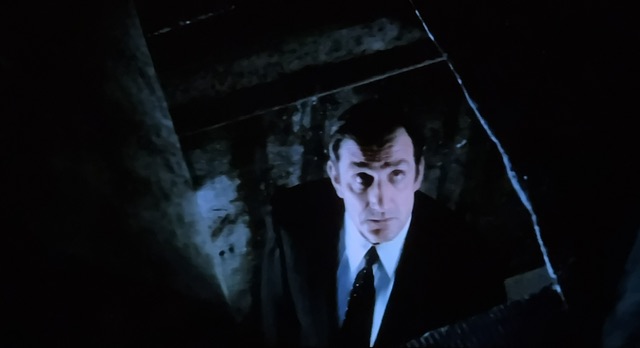 Le Goff examine de près le fond de la voiture