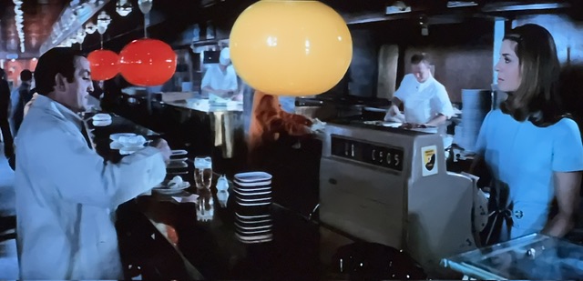 Le Goff parle avec Monique au comptoir du resto.