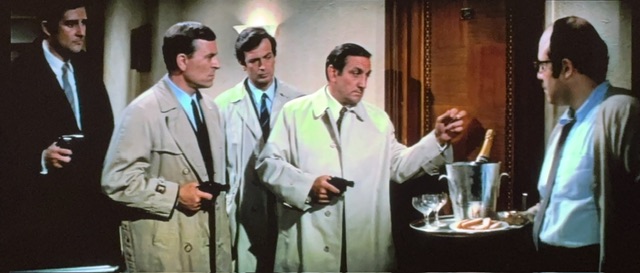 La police et le gérant devant la porte de la chambre de Roger