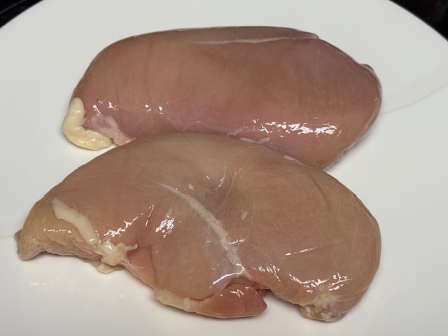 Des suprêmes de poulet crus