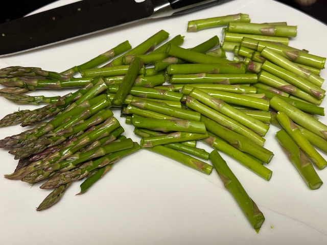 Asperges coupées en quarts