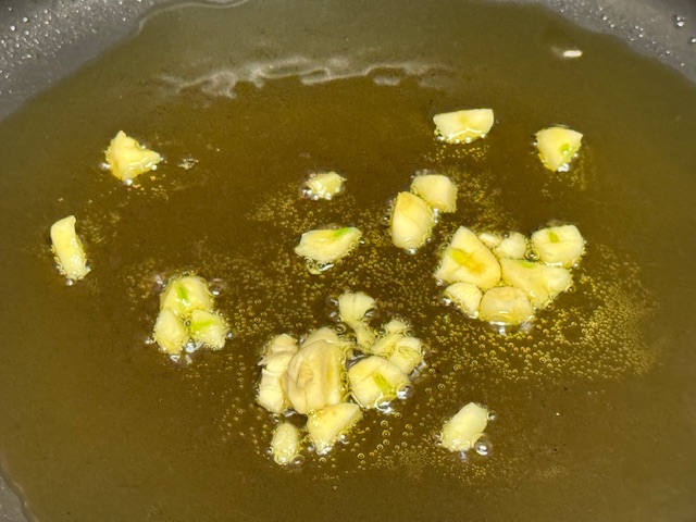 Ail dans l'huile chaude