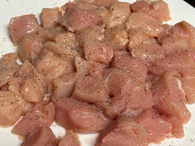 Morceaux de poulet salés et poivrés
