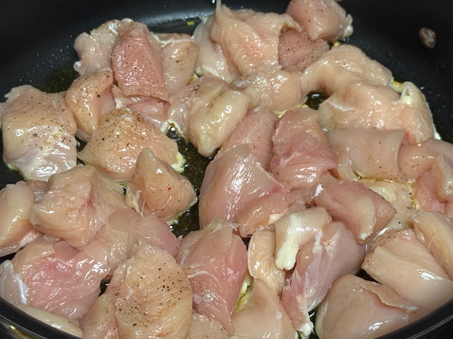 Morceaux de poulet dans l'huile chaude