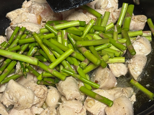 Poulet avec les morceaux d'asperges