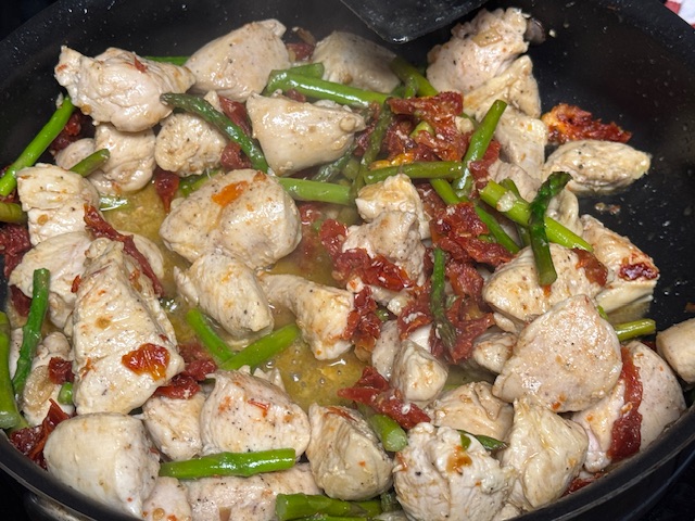 Poulet et légumes après 10 minutes de cuisson