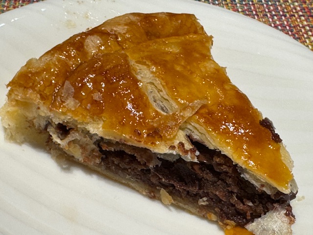 Une tranche de la galette qui montre la pâte à brownies à l'intérieur